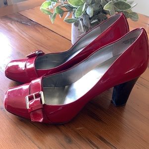 Anne Klein women’s size 8 red leather shoes